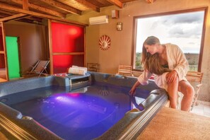 Couples treatment rooms, hot tub, steam room, Turkish bath