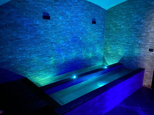 Sauna, hot tub