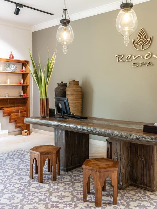 Couples treatment rooms, hot tub, steam room, Turkish bath