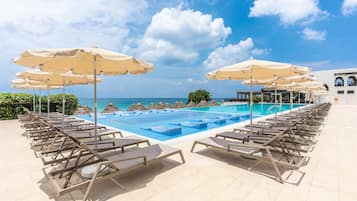 3 piscines extérieures, parasols de plage, chaises longues