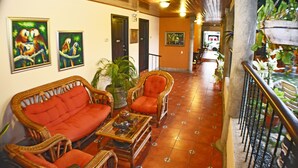 Coin salon dans le hall