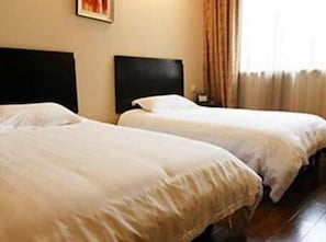 Deluxe Twin Room | Minibar, free WiFi