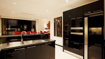 Full-sized fridge, microwave, oven, stovetop