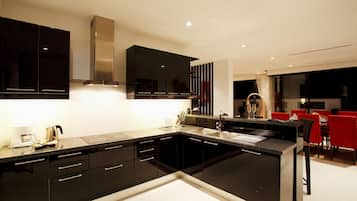 Full-sized fridge, microwave, oven, stovetop