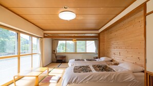A room with two beds, a wooden ceiling, large windows, and tatami mats. - Villa Alpen (Yamanouchi)