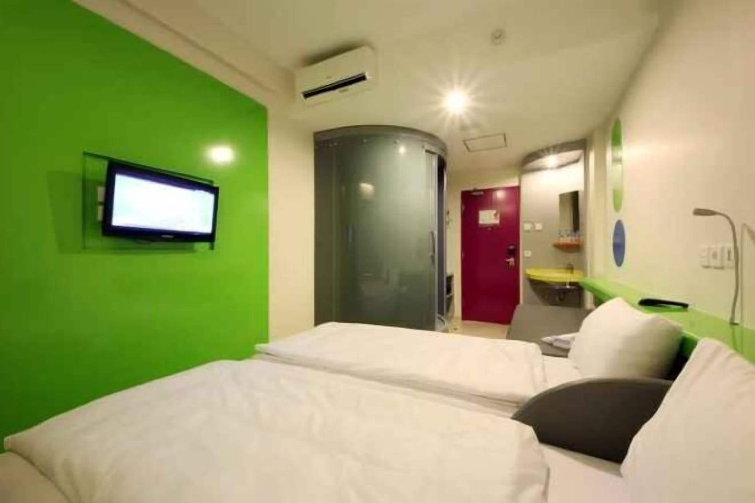 In-room safe, desk, free WiFi