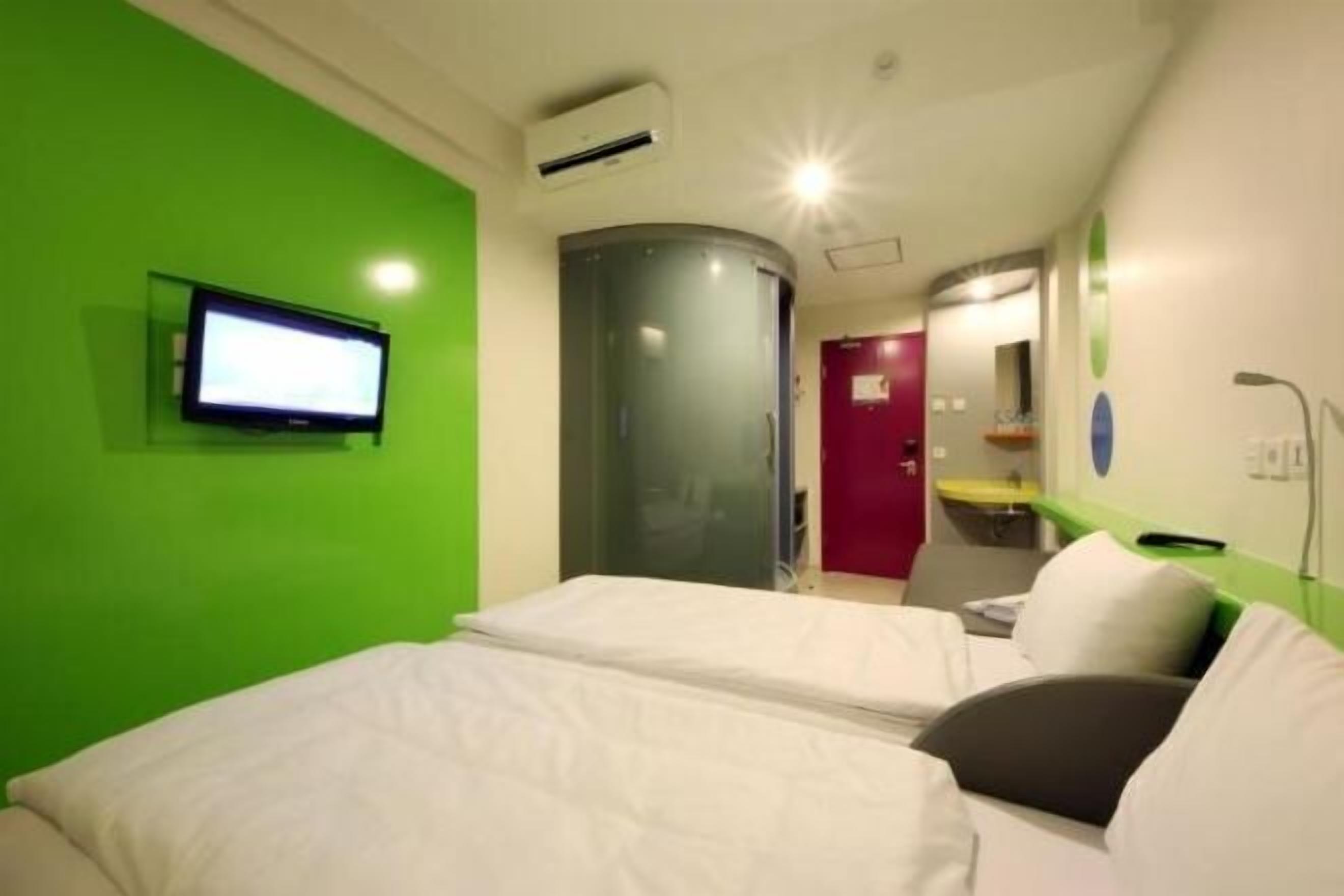 客房内保险箱、办公桌、免费 WiFi