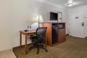 Escritorio, espacio para trabajar con laptop y cortinas blackout