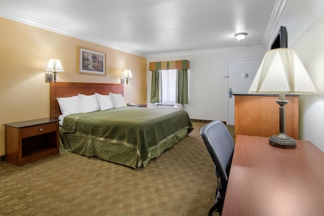 Escritorio, espacio para trabajar con laptop y cortinas blackout . Rodeway Inn Adelanto US 395