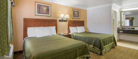 Habitación estándar, 2 camas Queen size, para no fumadores | Escritorio, espacio para trabajar con laptop y cortinas blackout