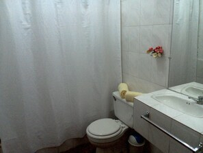Camera Standard, 1 letto queen | Bagno | Asciugacapelli, asciugamani