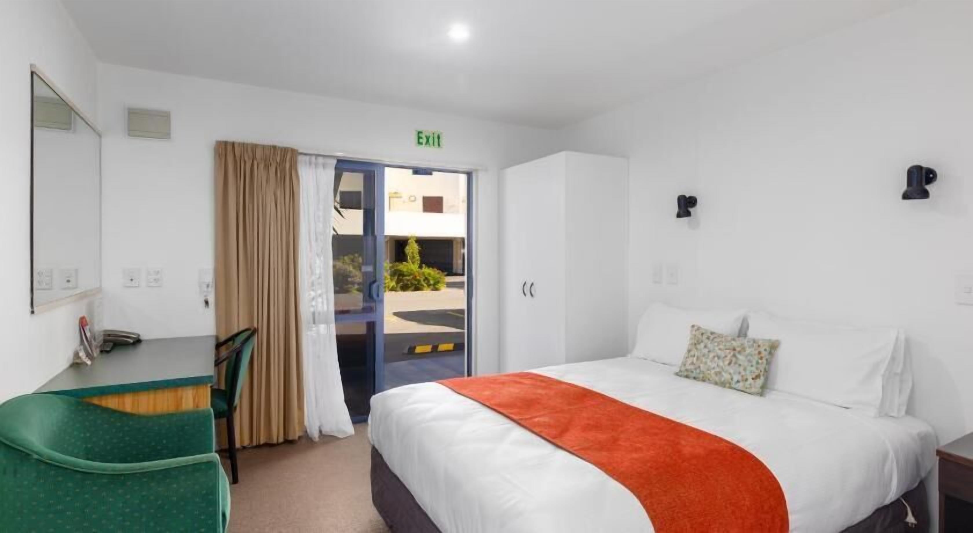 Blackout curtains, soundproofing, iron/ironing board, free WiFi