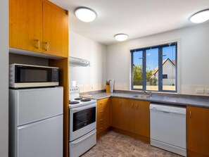 Lò vi sóng, dụng cụ pha cà phê/trà, ấm điện, lò nướng bánh mì 