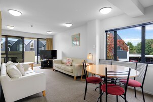 Apartamento, 2 habitaciones | Cortinas opacas y sistema de insonorización