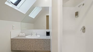 Studio, 1 queensize bed | Badkamer | Gratis toiletartikelen, een haardroger, handdoeken, zeep