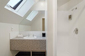 Studio, 1 Tempat Tidur Queen | Kamar mandi | Perlengkapan mandi gratis, pengering rambut, handuk, dan sabun