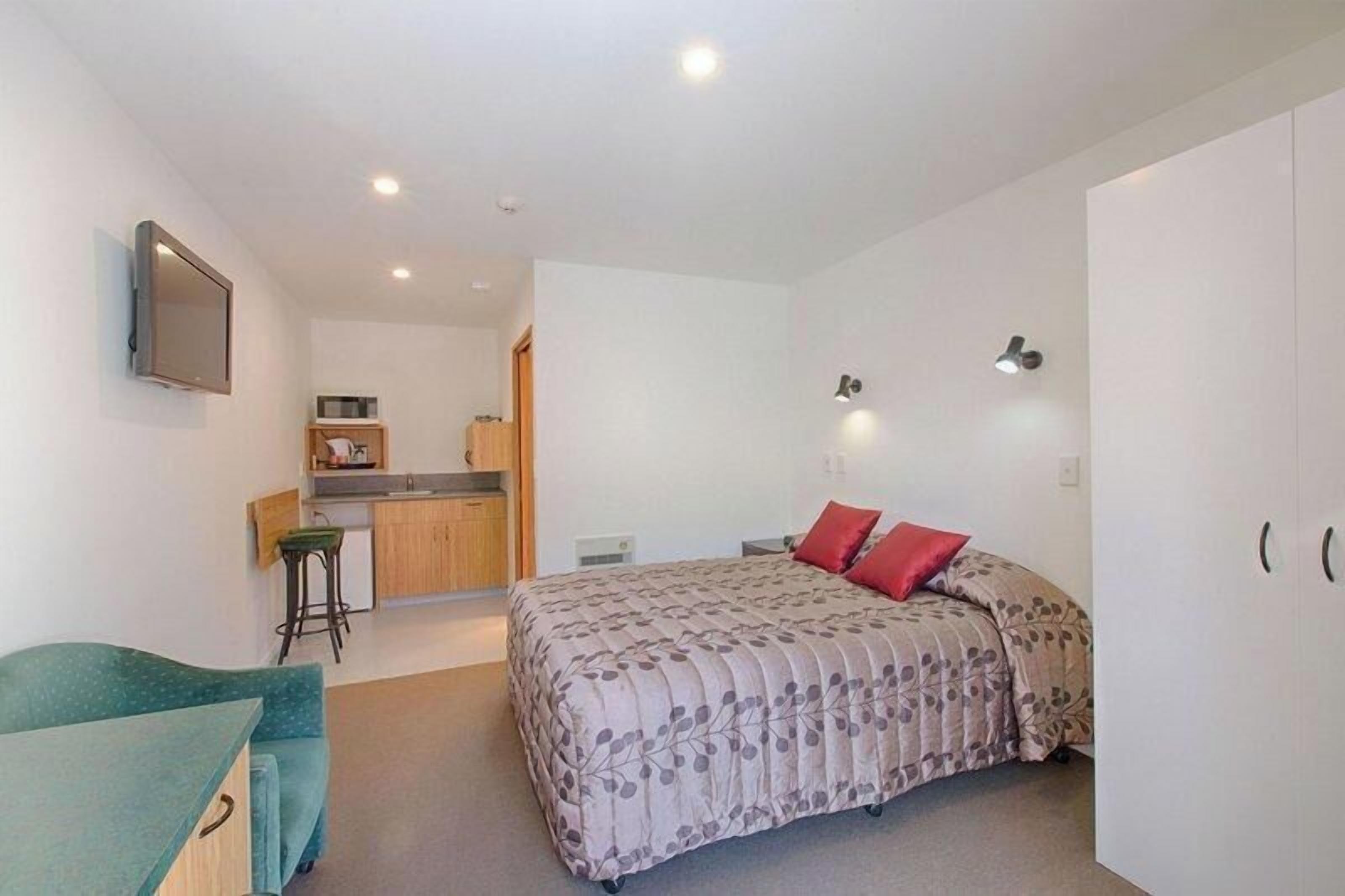 Blackout curtains, soundproofing, iron/ironing board, free WiFi