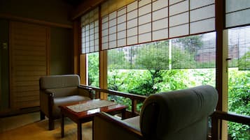 Quarto superior, para não fumantes (Main Bld, Traditional, #24,26,or 31) | Frigobar, cofres nos quartos, individualmente decorados, escrivaninha