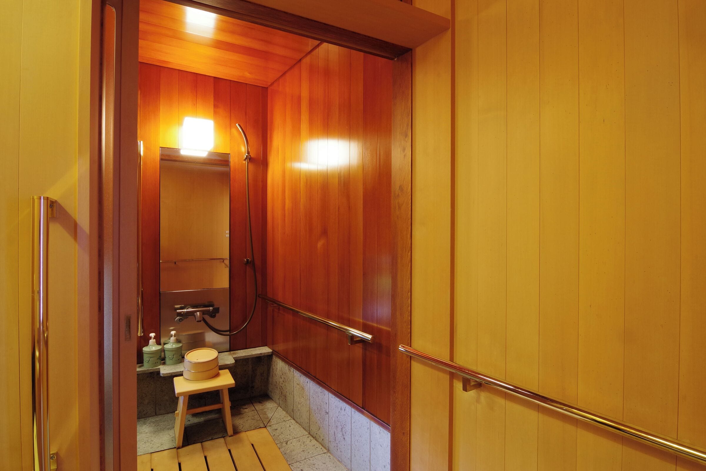 Værelse - ikke-ryger - i anneksbygning (Modern Heritage Room w/ Beds, #54) | Badeværelse | Badekar, gratis toiletartikler, hårtørrer, hjemmesko