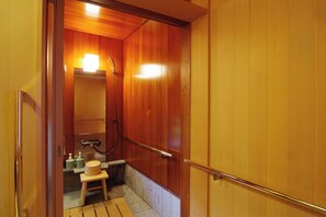 客房, 非吸煙房, 附屬樓 (Modern Heritage Room w/ Beds, #54) | 浴室 | 浴缸、免費梳洗用品、風筒、拖鞋