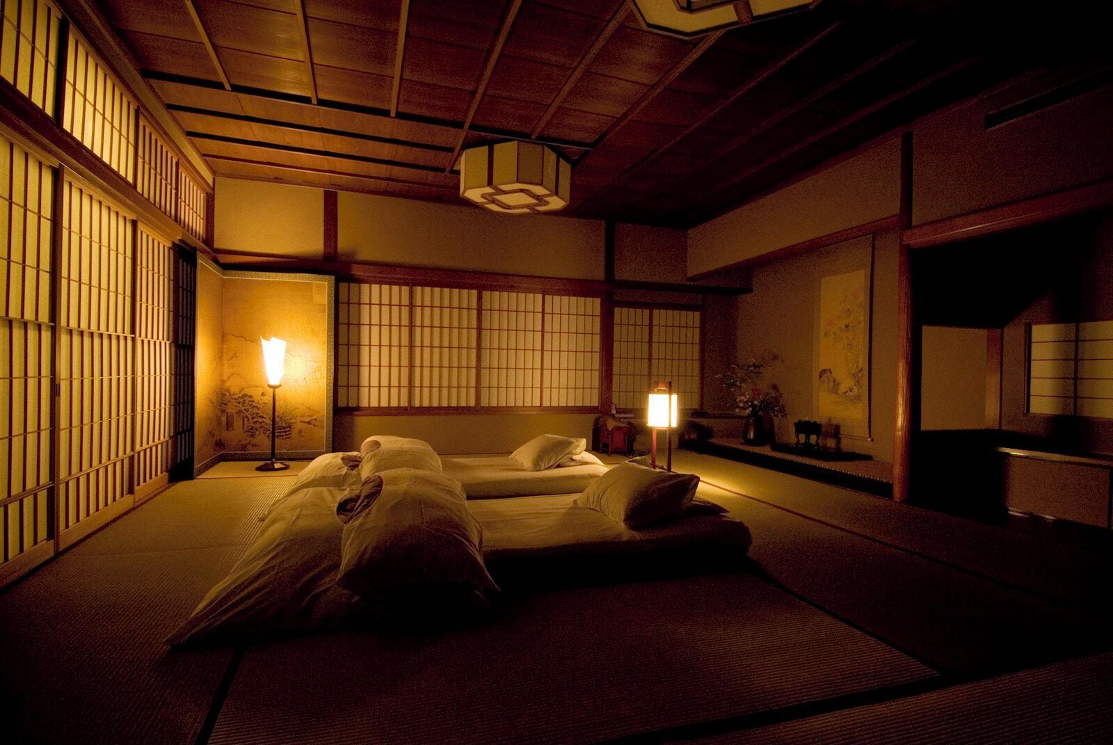 Traditionele kamer | Een minibar, een kluis op de kamer, individueel gedecoreerd, een bureau