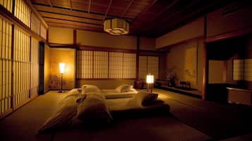 Traditionele kamer | Een minibar, een kluis op de kamer, individueel gedecoreerd, een bureau