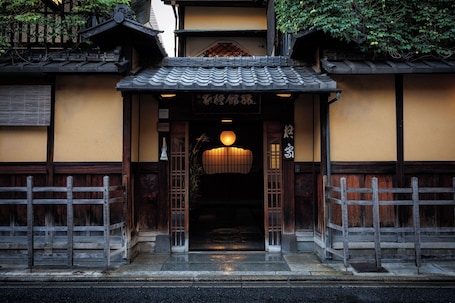 Front of property. Hiiragiya