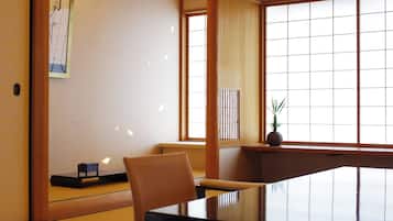 Quarto superior, para não fumantes, em edifício anexo (Modern Heritage, #52 or 62) | Frigobar, cofres nos quartos, individualmente decorados, escrivaninha