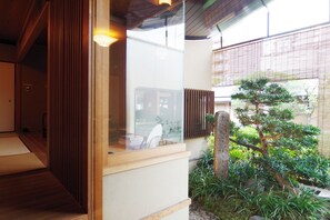 Habitación, para no fumadores, en edificio contiguo (Modern Heritage, #53) | Minibar, caja de seguridad en la habitación y decoración personalizada 