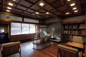 Library - Hiiragiya (Kyoto)