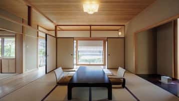 Kamar Triple Eksklusif | Minibar, brankas, didekorasi berbeda-beda, dan meja kerja