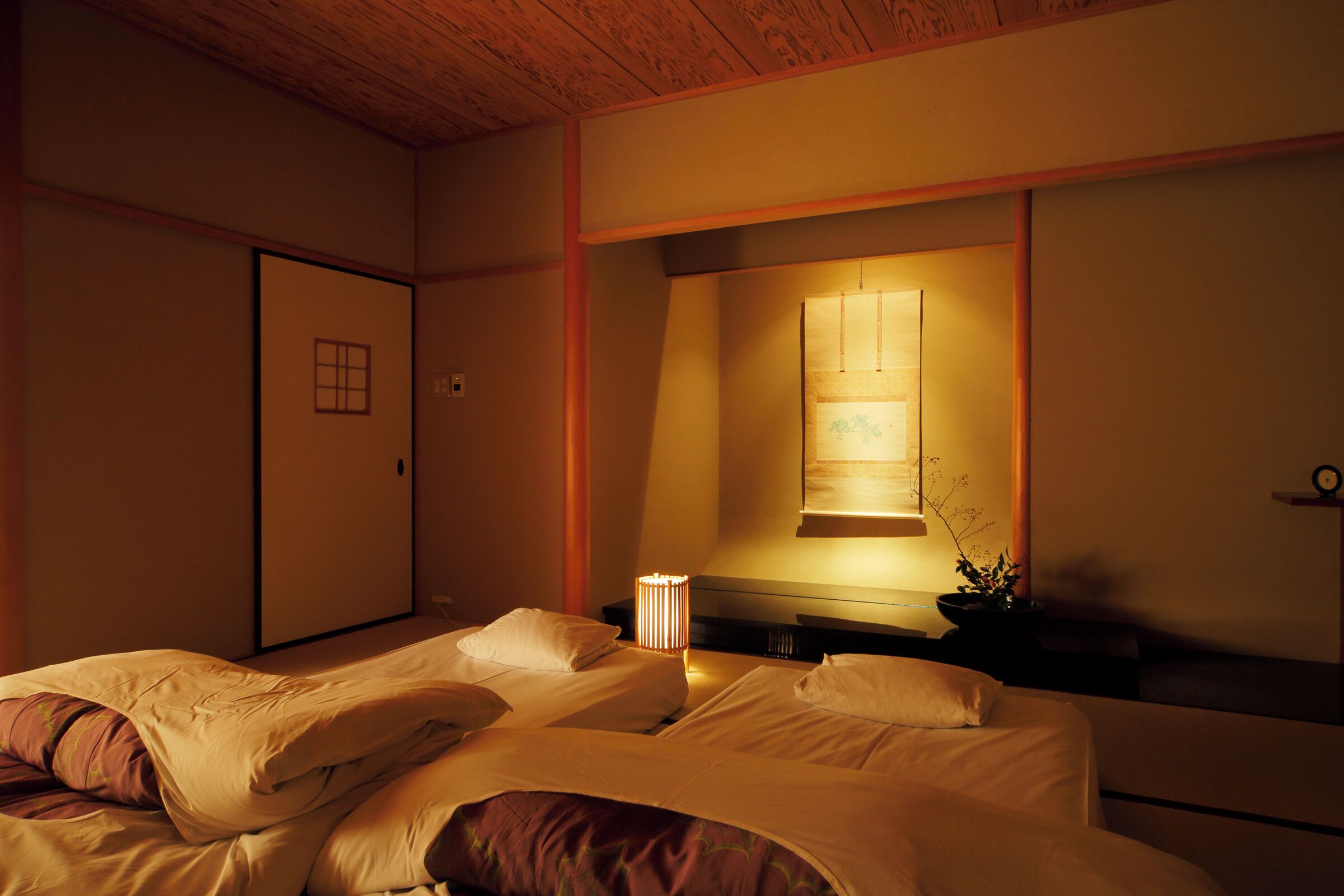 新館10帖 + 板の間 禁煙 | ミニバー、セーフティボックス (室内)、客室ごとに異なる装飾、デスク