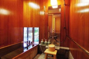 Quarto, para não fumantes, em edifício anexo (Modern Heritage Room w/ Beds, #54) | Banheiro | Banheira, produtos de toalete grátis, secador de cabelo, chinelos