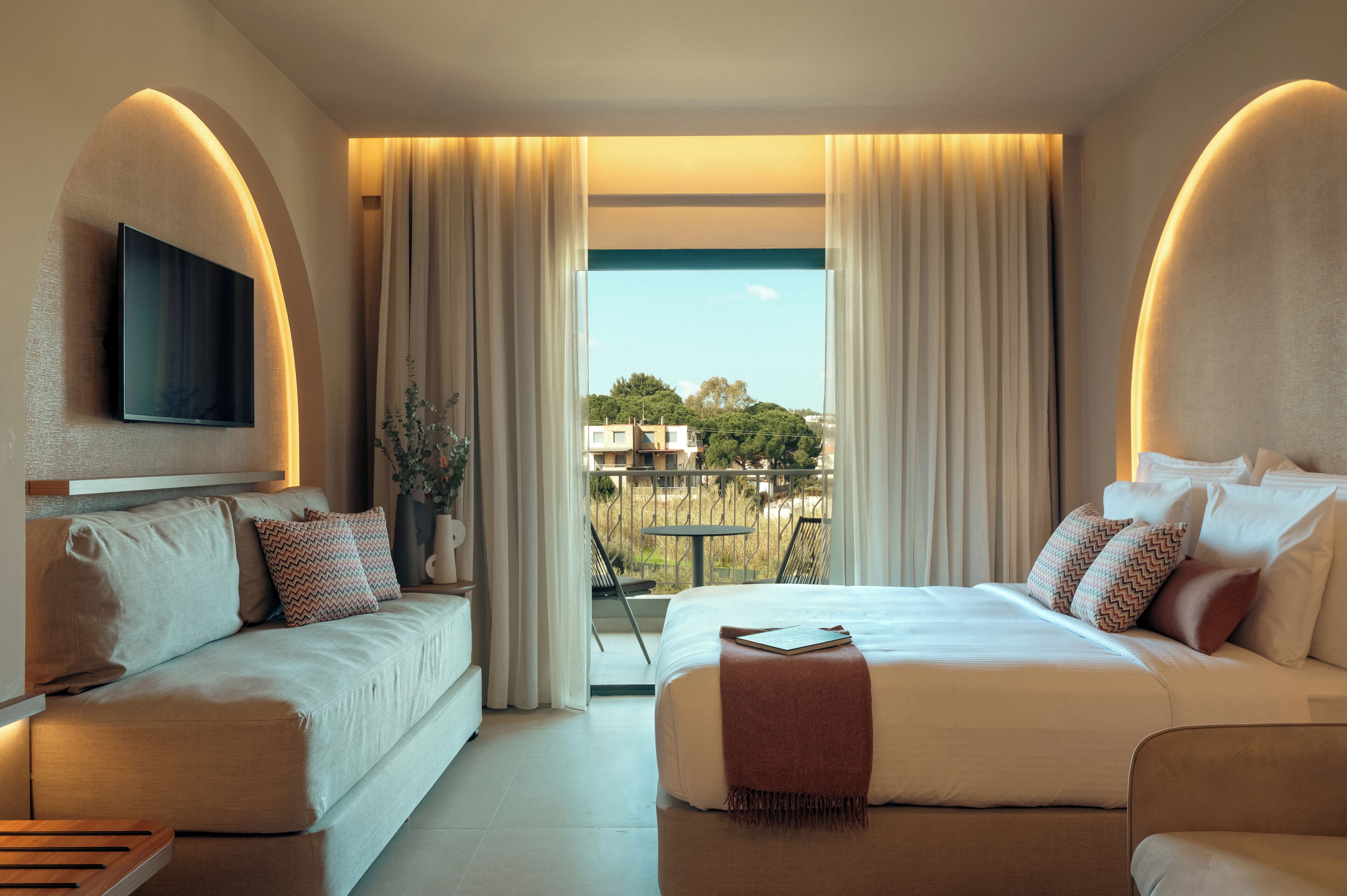 Endless Blue Green Seaview Retreat | Minibar, desk, blackout drapes, iron/ironing board