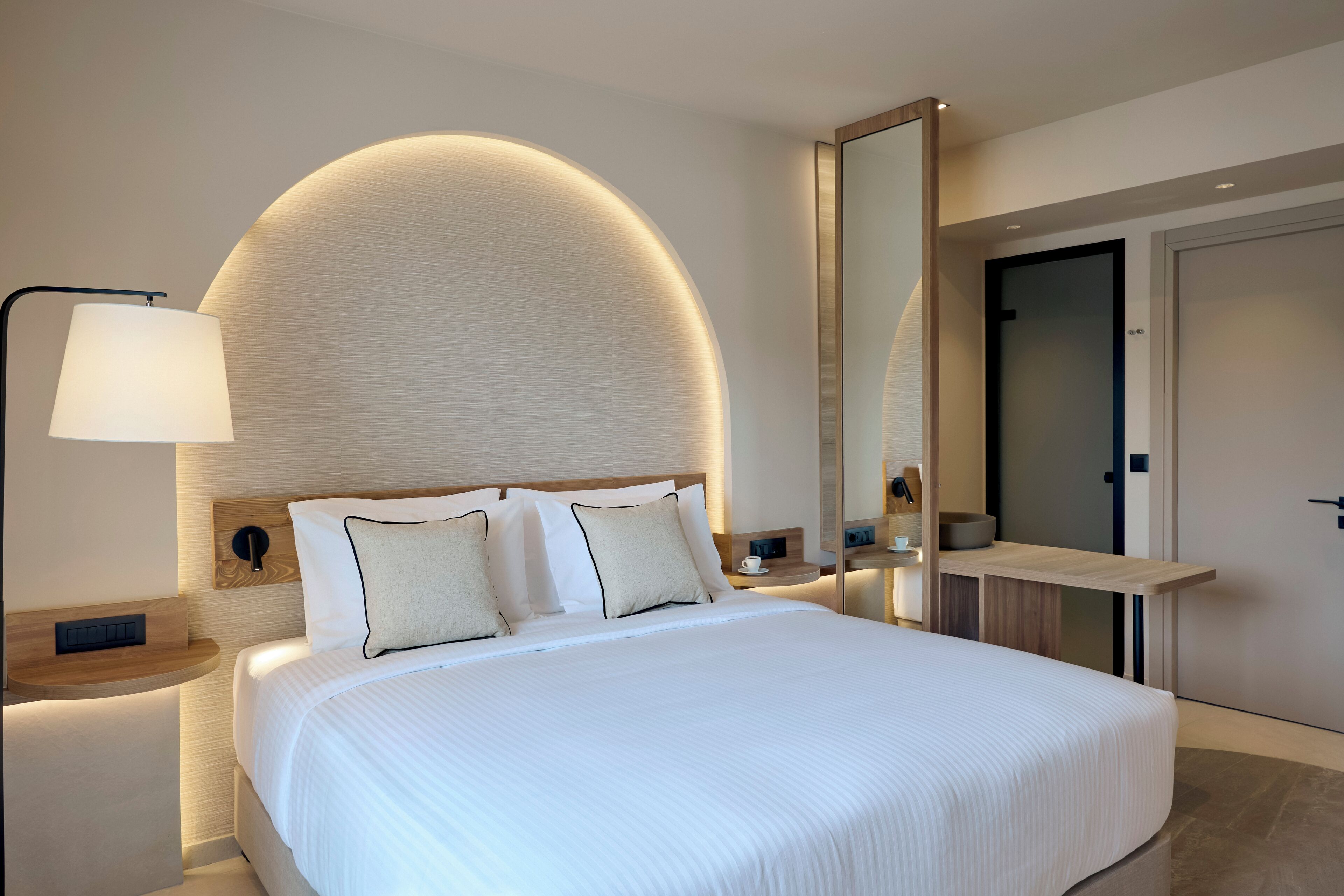 Minibar, escritorio, cortinas opacas y tabla de planchar con plancha