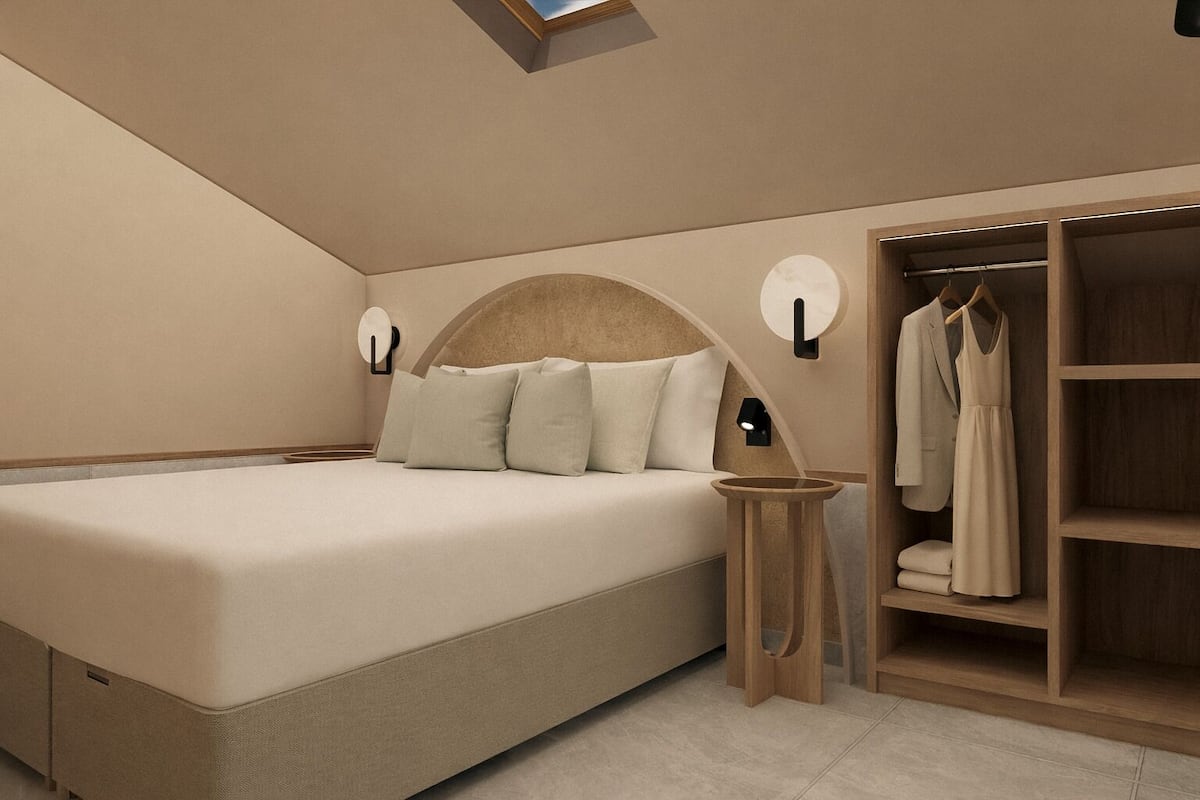 Minibar, escritorio, cortinas opacas y tabla de planchar con plancha