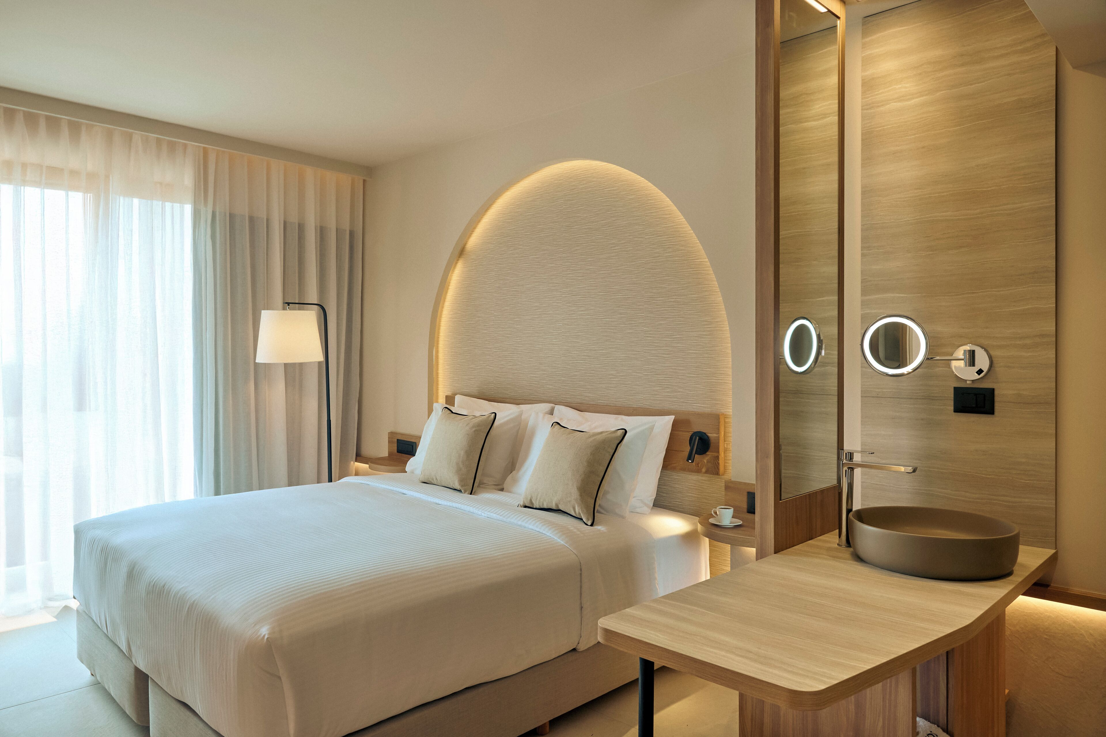 Habitación doble | Minibar, escritorio, cortinas opacas y tabla de planchar con plancha