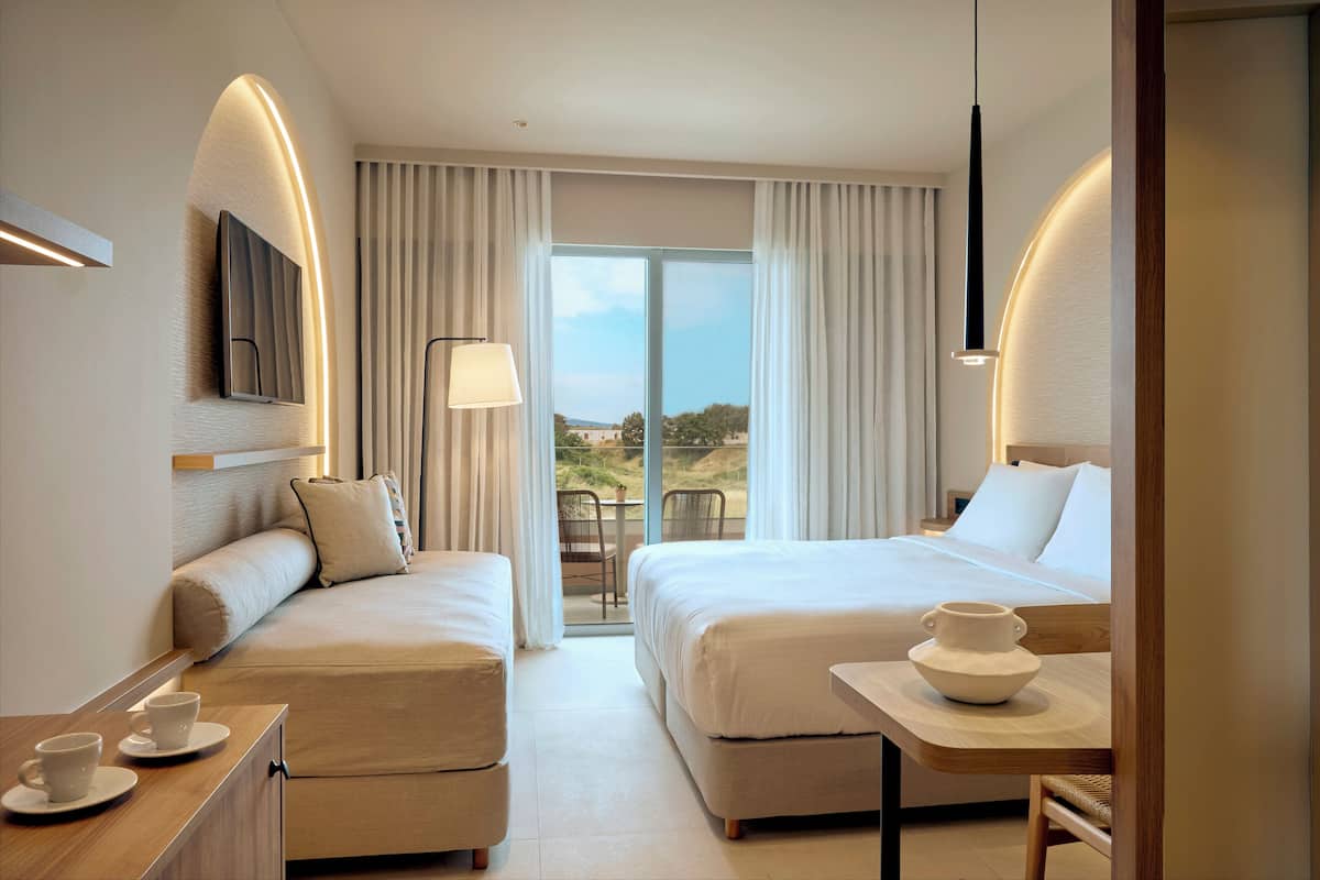 Habitación doble | Minibar, escritorio, cortinas opacas y tabla de planchar con plancha