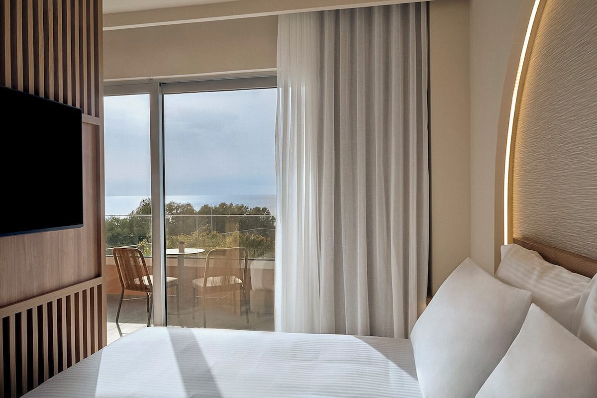 Habitación doble | Minibar, escritorio, cortinas opacas y tabla de planchar con plancha