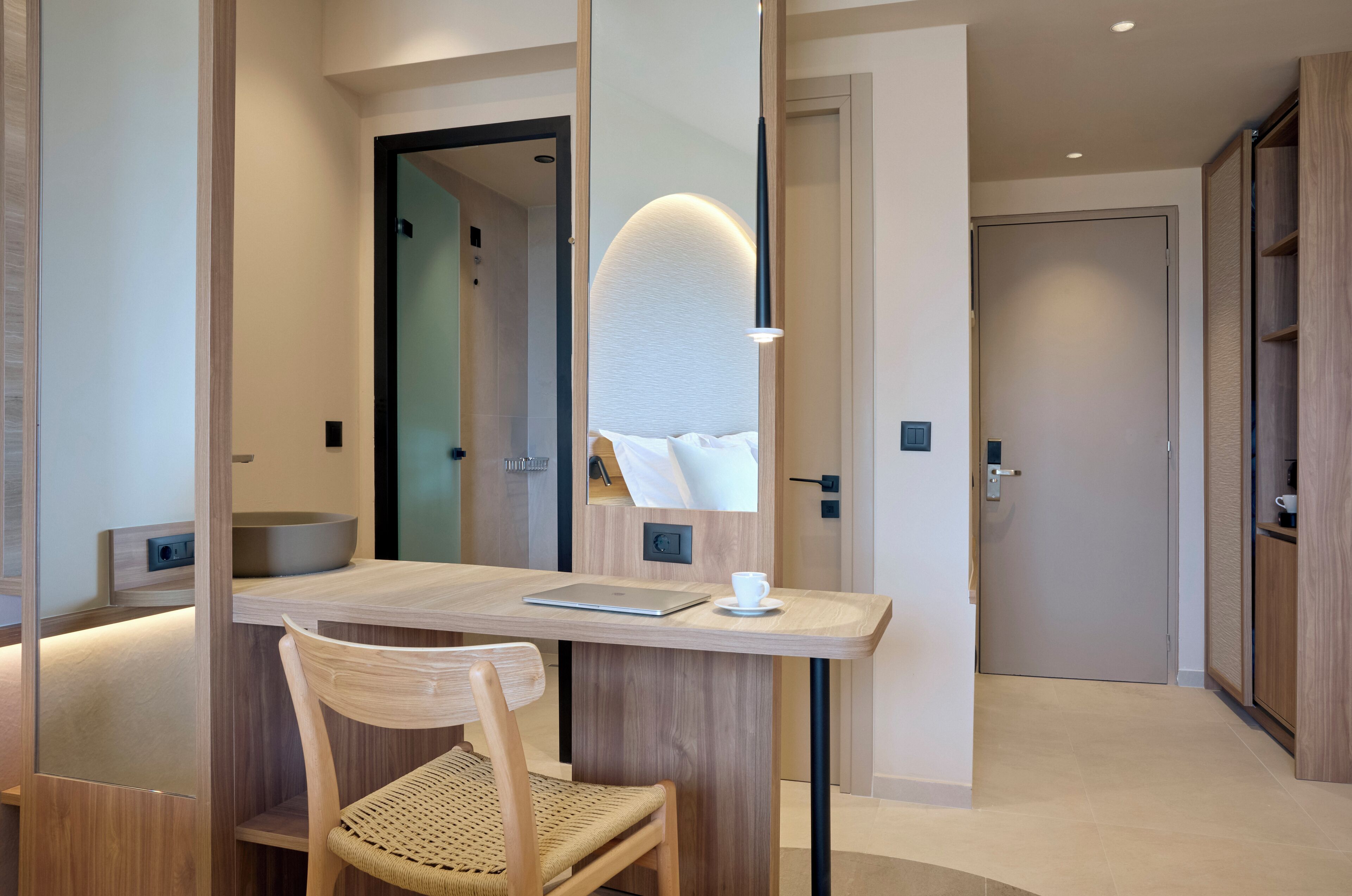 Suite estudio | Minibar, escritorio, cortinas opacas y tabla de planchar con plancha