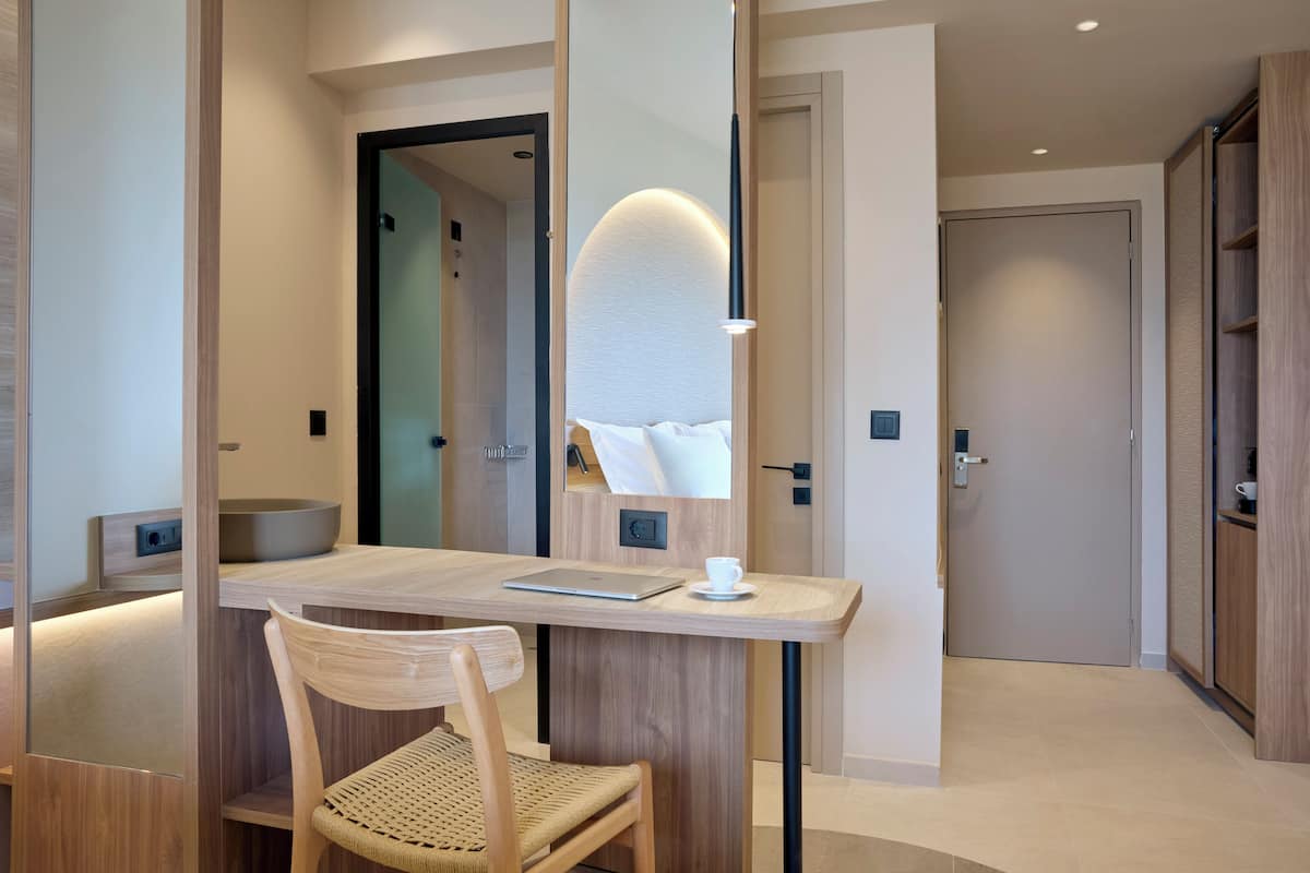 Suite estudio | Minibar, escritorio, cortinas opacas y tabla de planchar con plancha