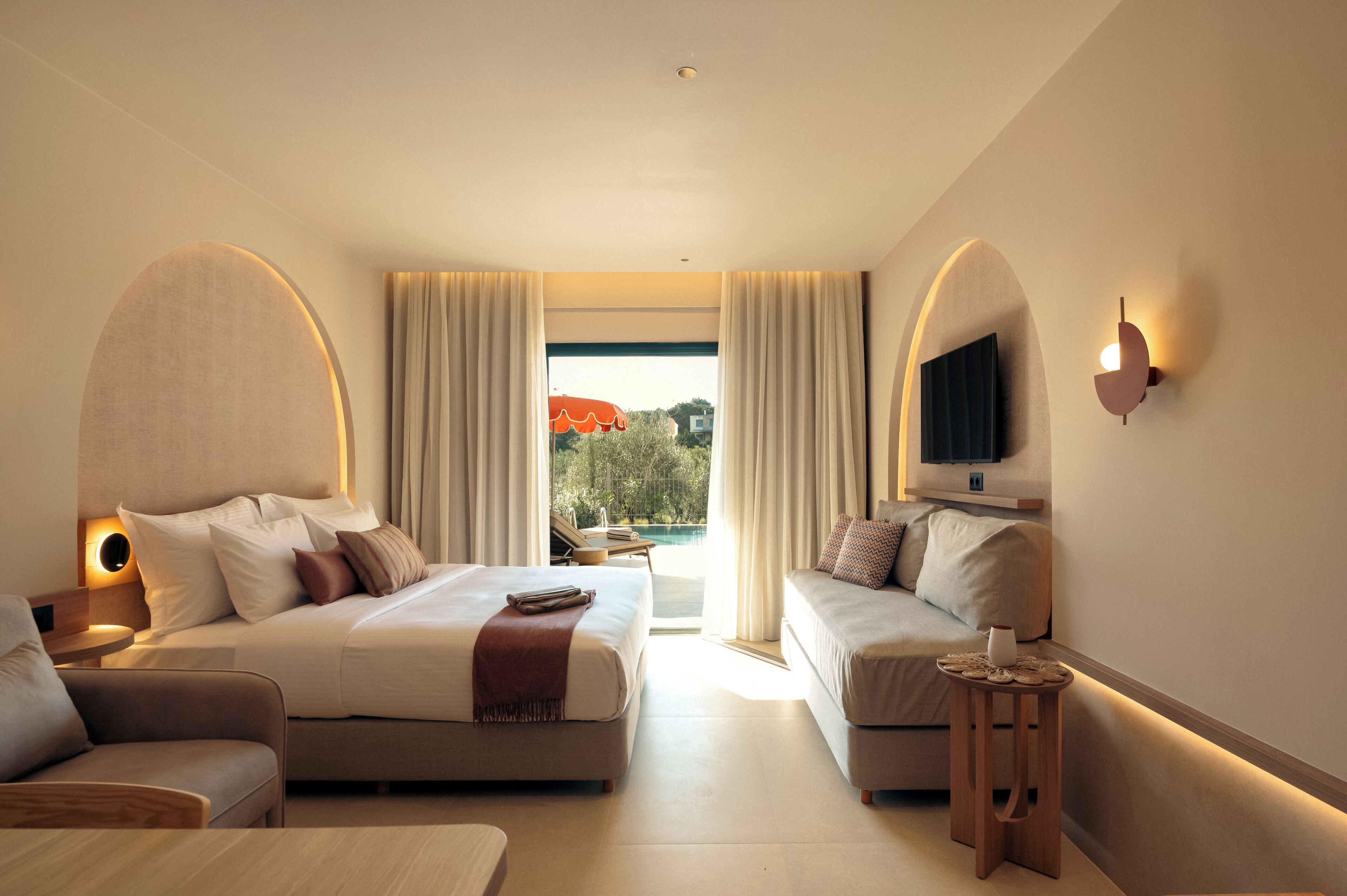 Minibar, escritorio, cortinas blackout y tabla de planchar con plancha 