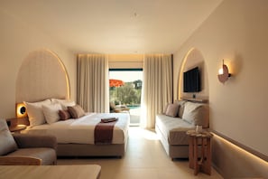 Minibar, escritorio, cortinas blackout y tabla de planchar con plancha 