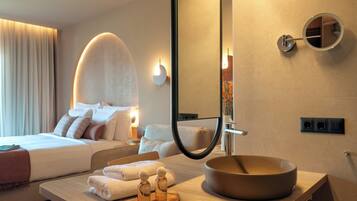 Minibar, escritorio, cortinas blackout y tabla de planchar con plancha