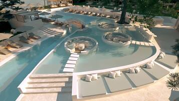 2 utomhuspooler, parasoller och solstolar