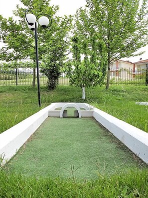 Mini-golf