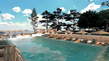 2 Außenpools, Sonnenschirme, Liegestühle