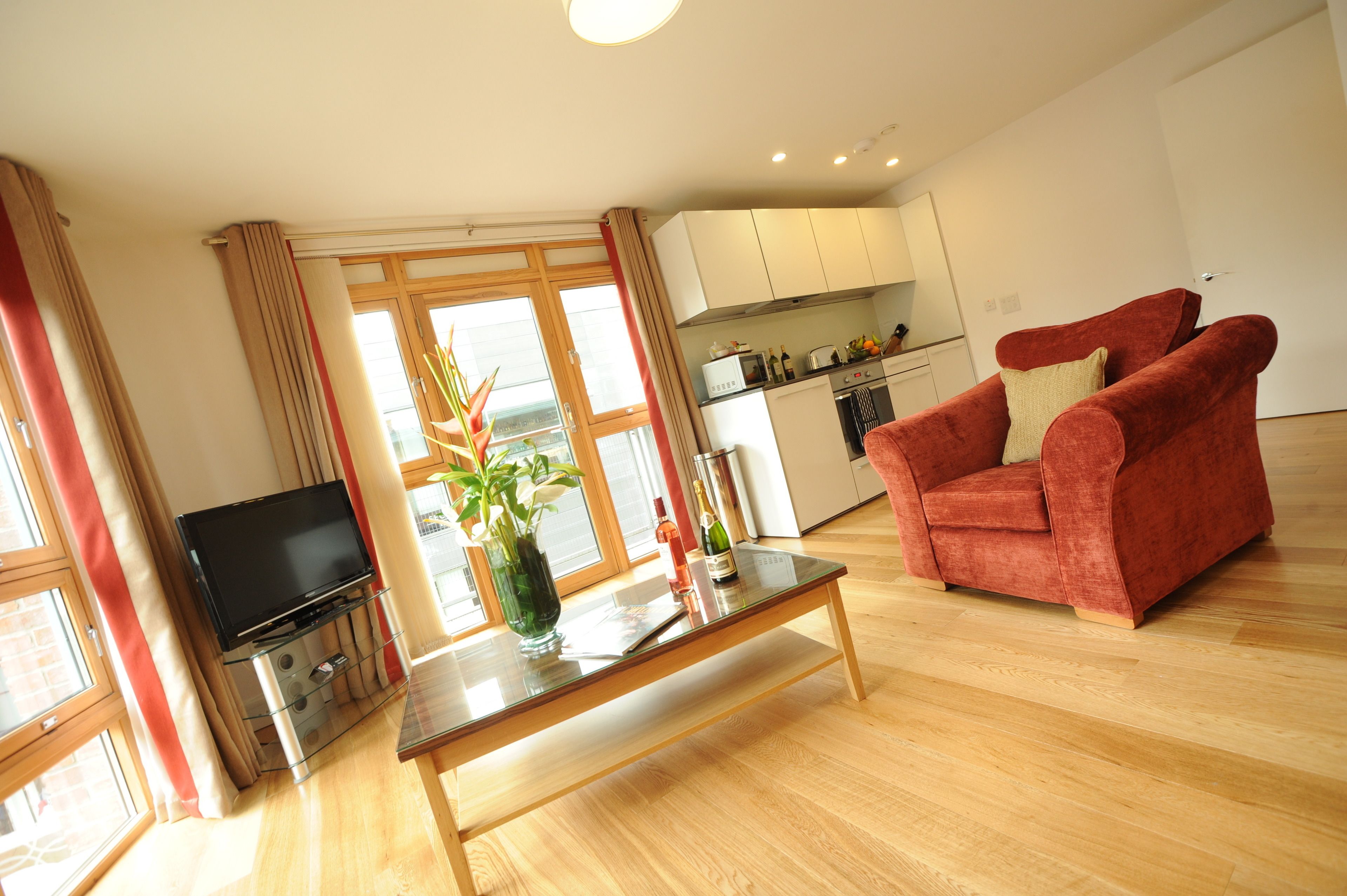 アパートメント 2 ベッドルーム | リビング エリア | 30 インチの液晶テレビ (デジタル放送視聴可)、テレビ