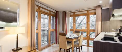 Appartement, 2 chambres | Aire de séjour | Téléviseur ACL de 30 po avec télévision numérique, téléviseur