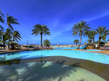 Una piscina al aire libre, cabañas de piscina gratuitas, sombrillas